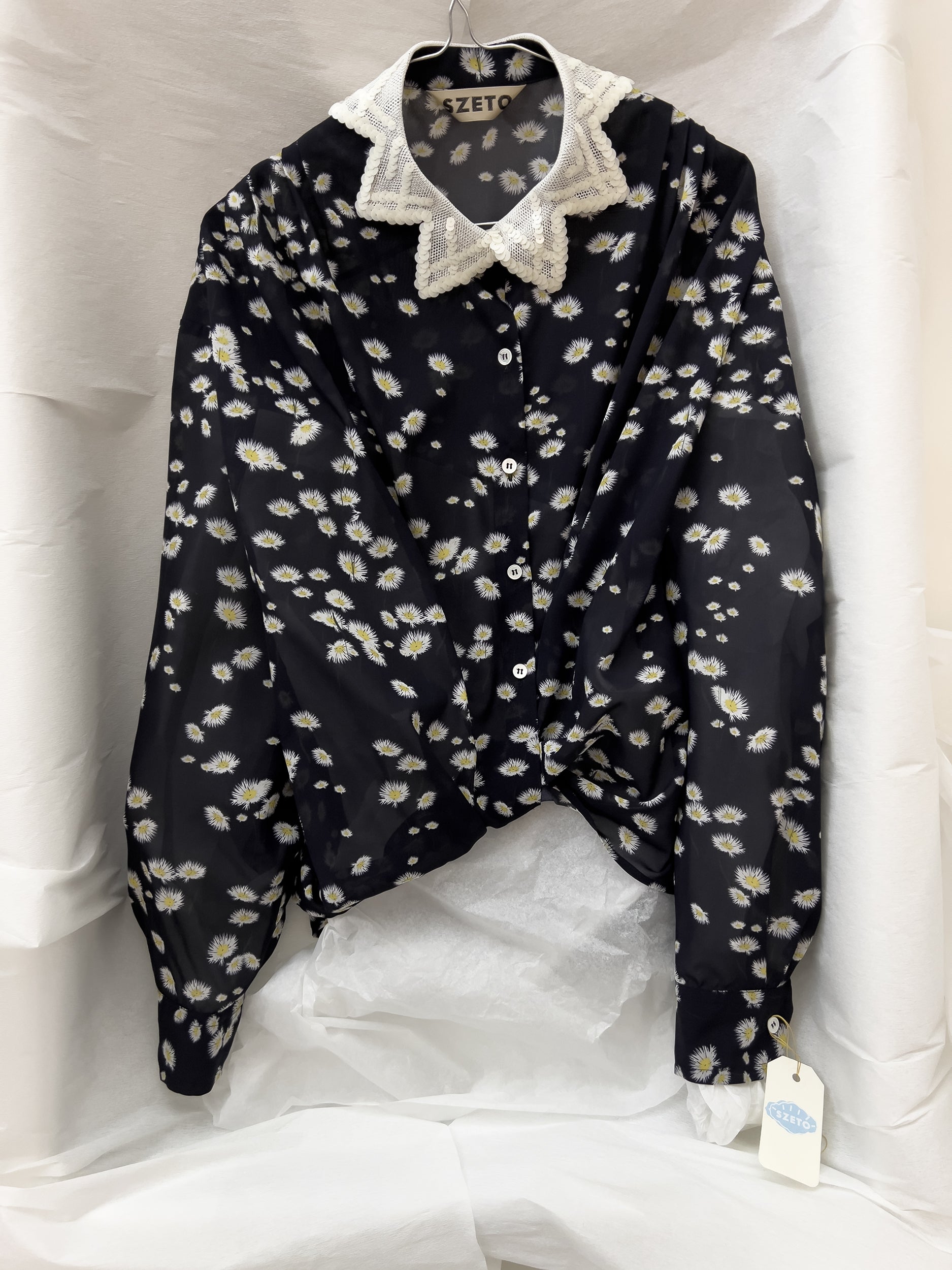 Ref. ZORI TOP 1 - b/w & yellow daisy print