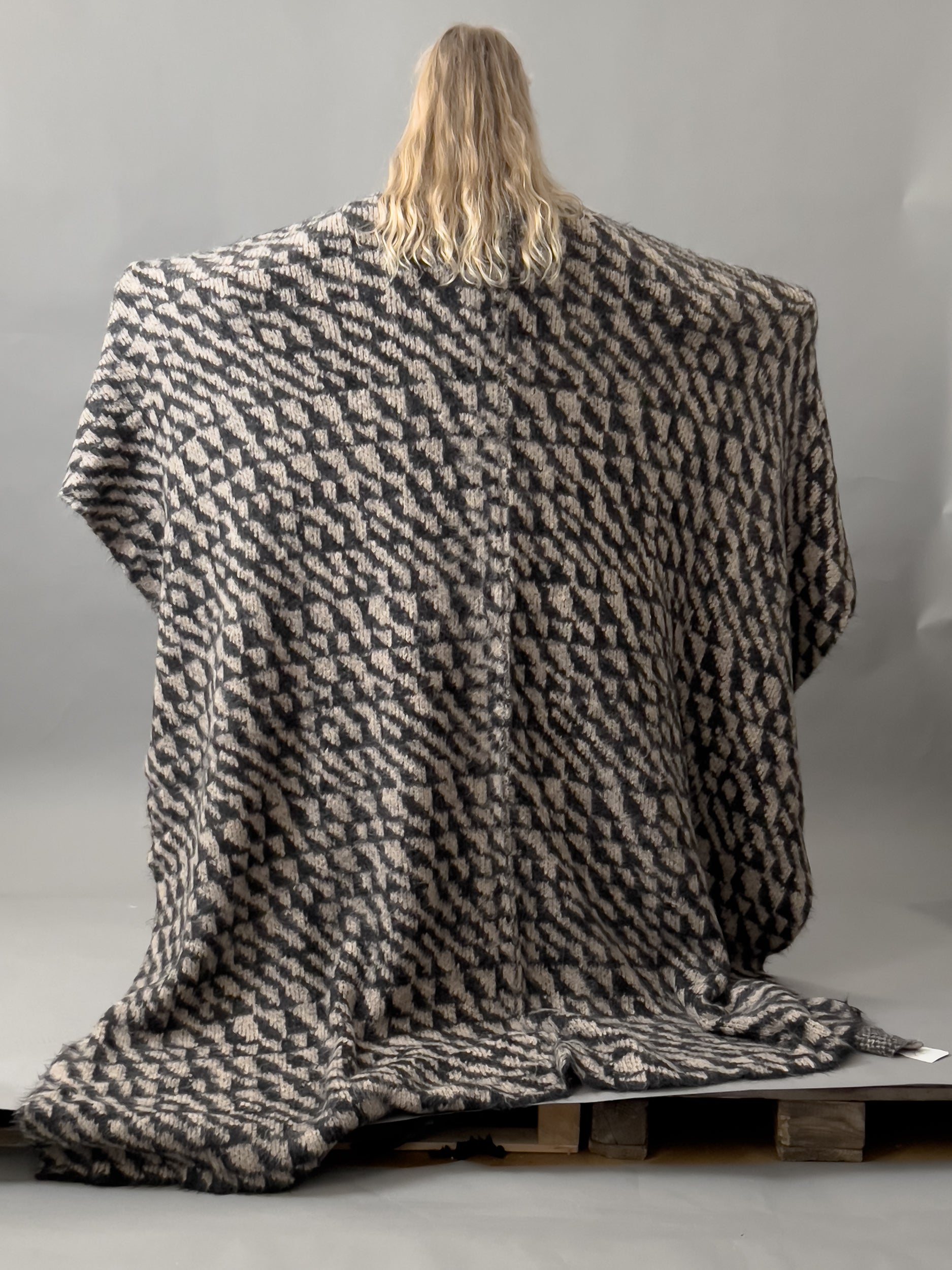 Ref. "ARROW" blanket, 200 X 186 cm - taupe & black