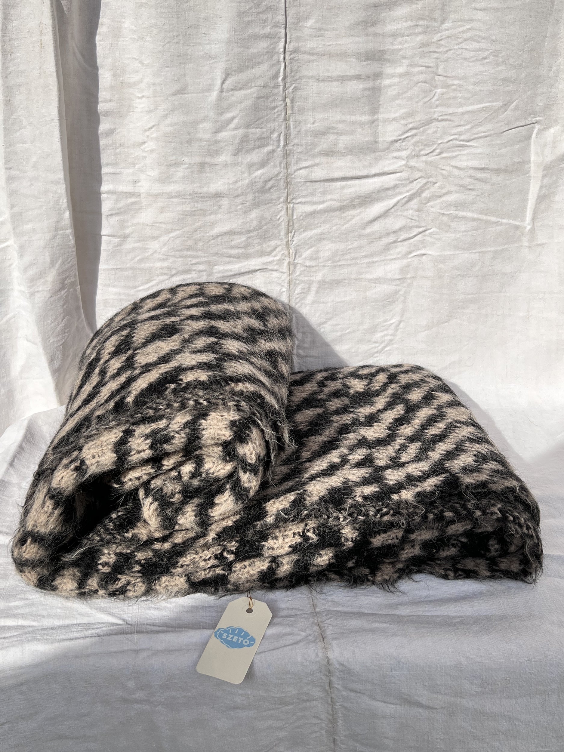 Ref. "ARROW" blanket, 200 X 186 cm - taupe & black