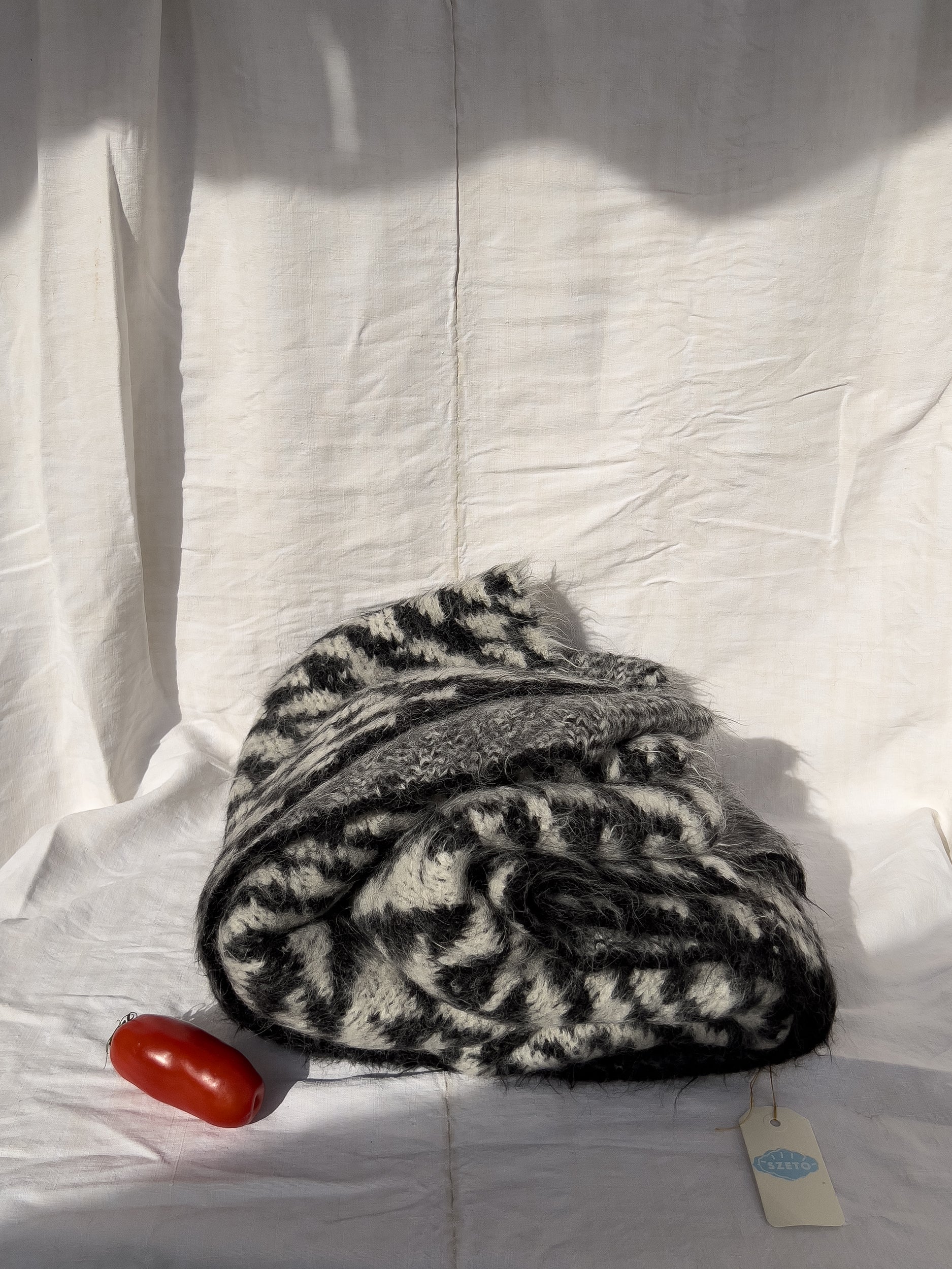 Ref. "ARROW" blanket, 187 x 115 cm -  black & white