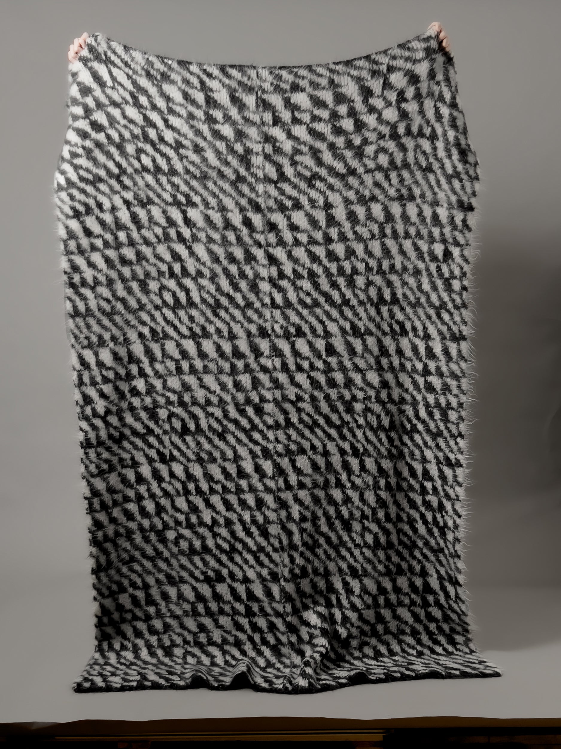 Ref. "ARROW" blanket, 187 x 115 cm -  black & white