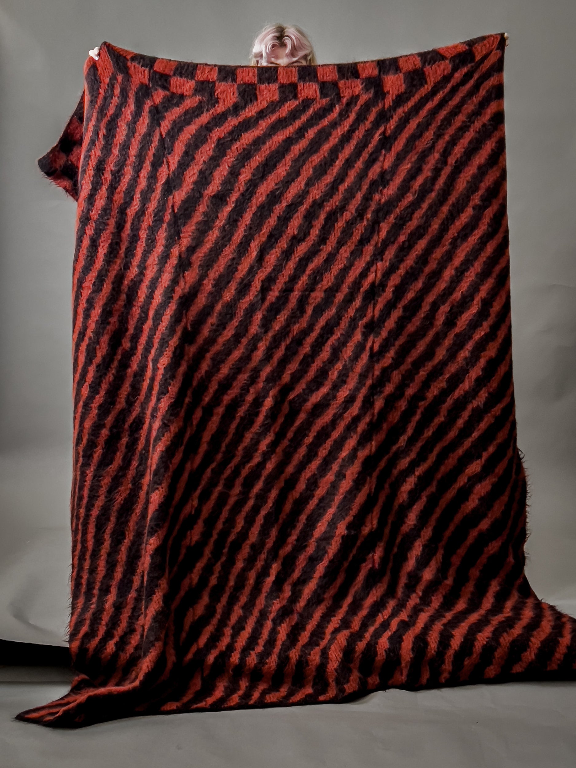 Ref. "DIAGONAL STRIPE" blanket, 203 x 178cm - rust/black