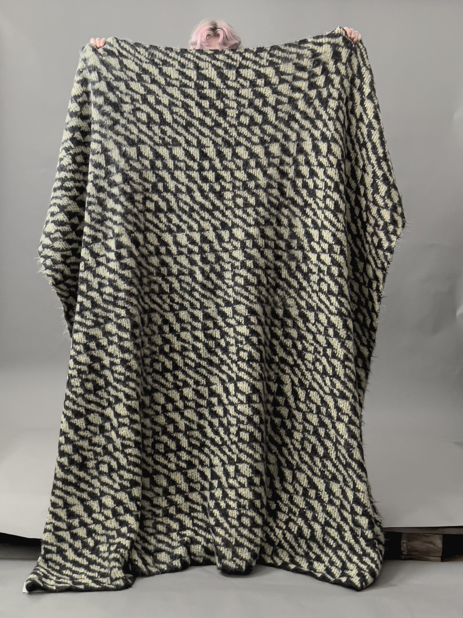 Ref. "ARROW" blanket, 196 x 118 cm - pale yellow/blk