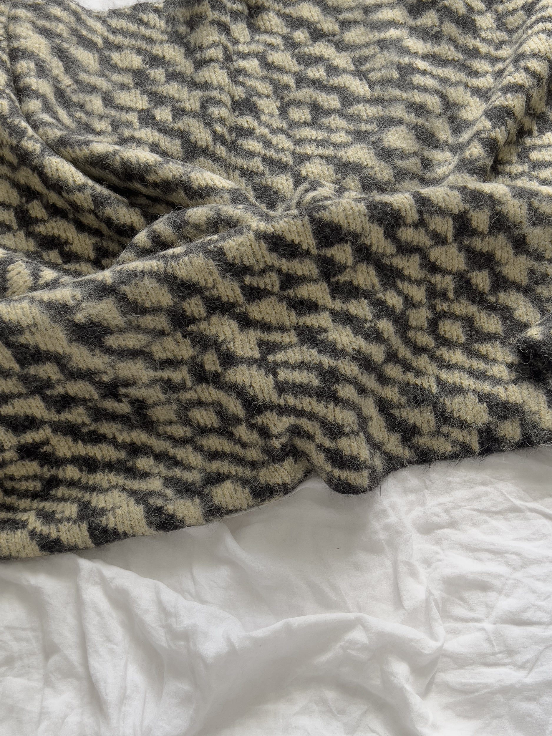 Ref. "ARROW" blanket, 196 x 118 cm - pale yellow/blk