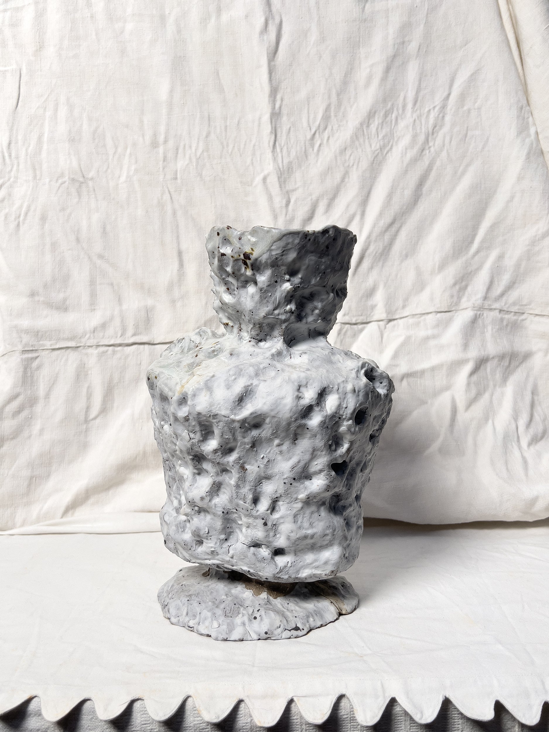 Ref. LIVIA SPINGA - white hand made clay vase