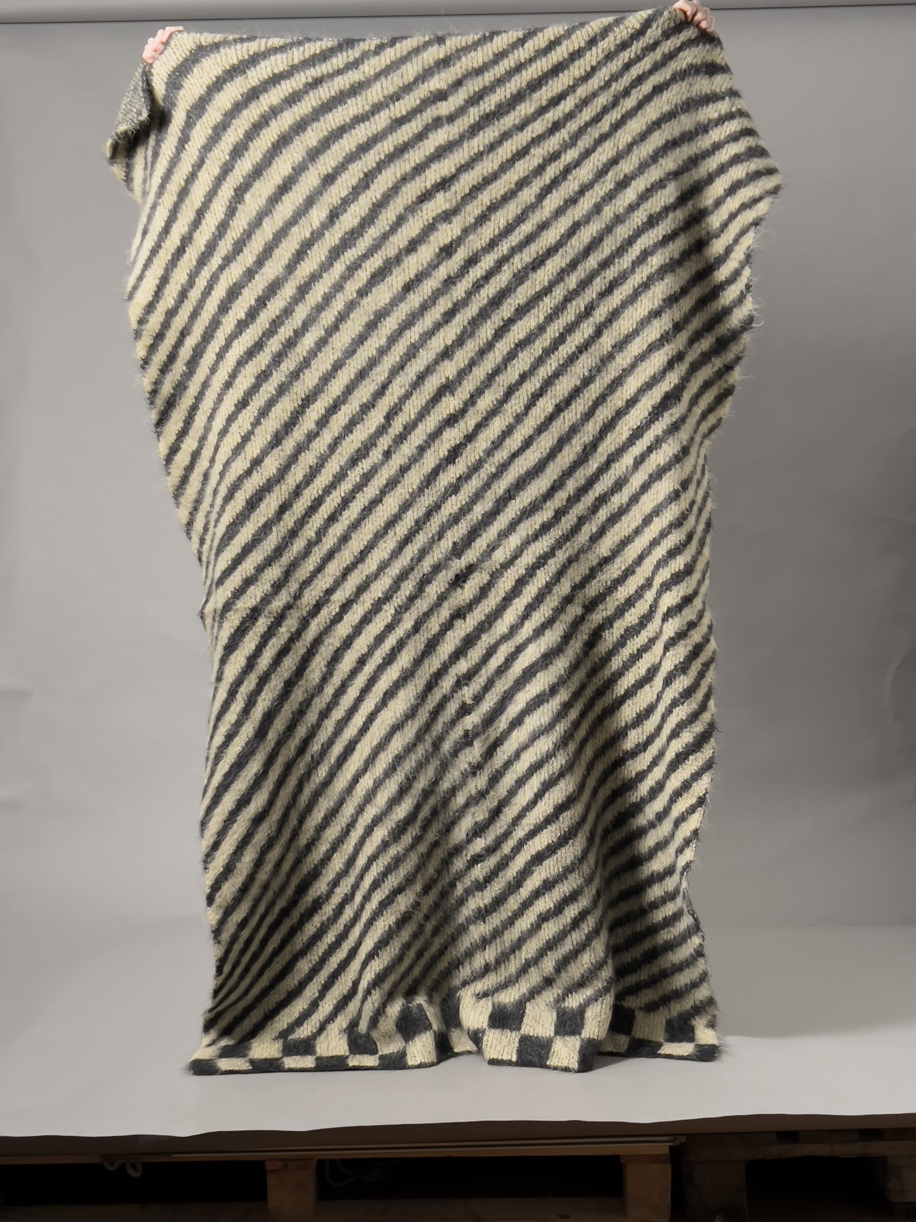 Ref. "DIAGONAL" blanket, 196 x 118 cm - pale yellow/blk
