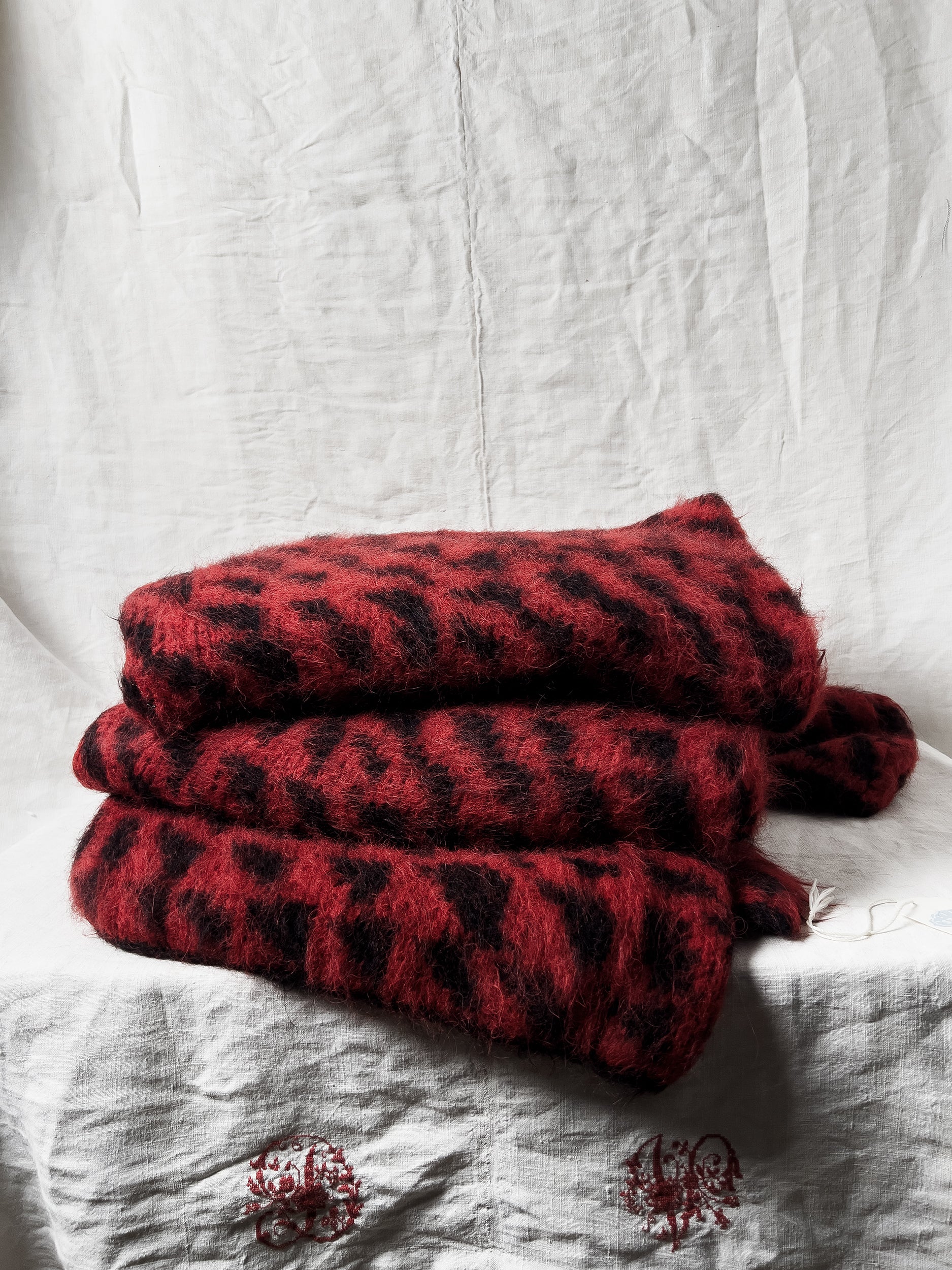 Ref. "ARROW" blanket, 180 x 185 cm - rust/black