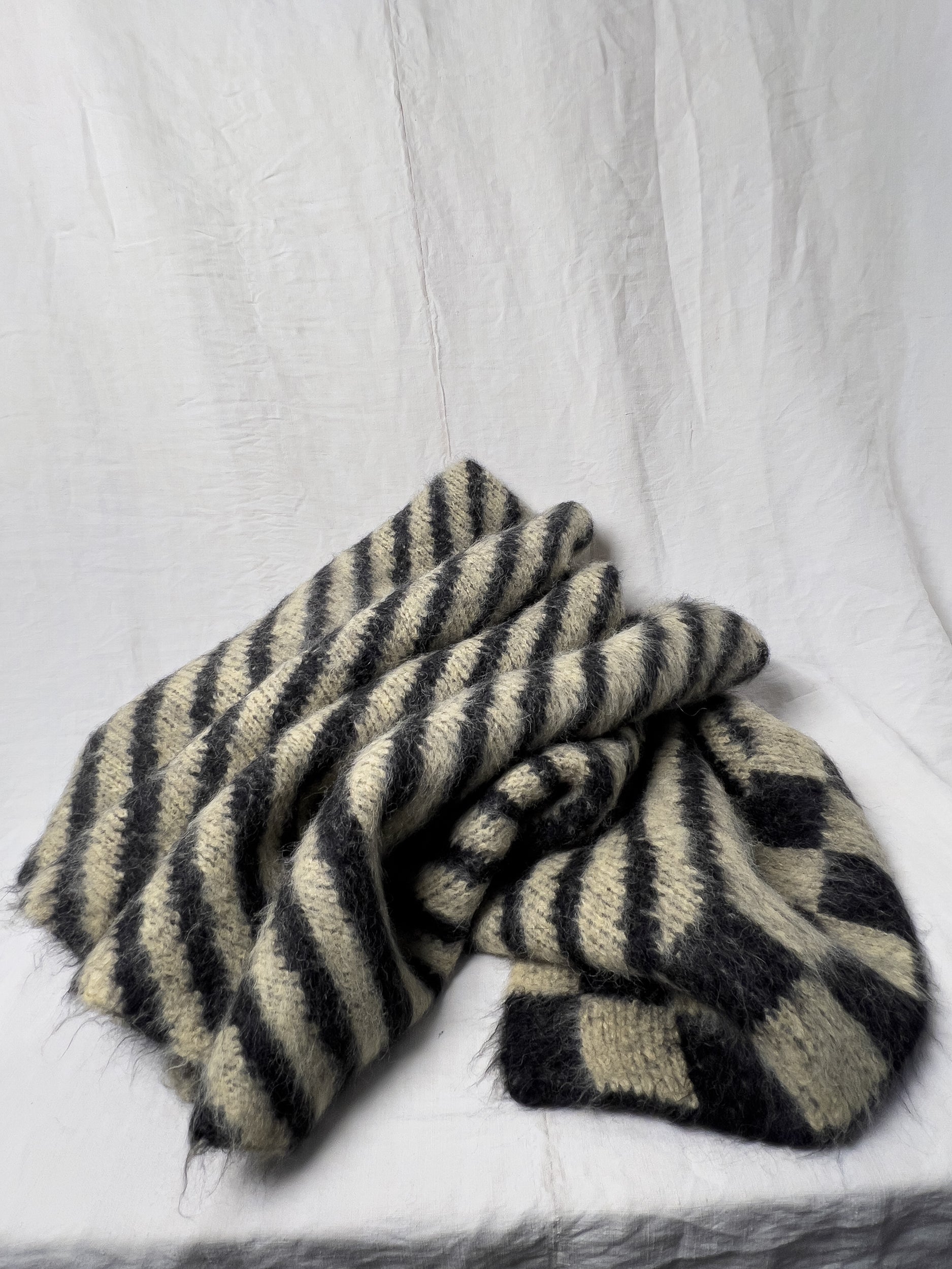Ref. "DIAGONAL" blanket, 196 x 118 cm - pale yellow/blk